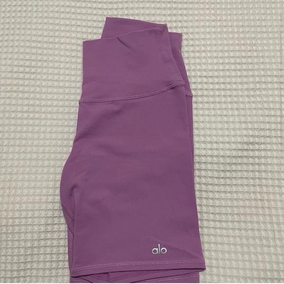 ALO 6inch biker shorts - Picture 2 of 5